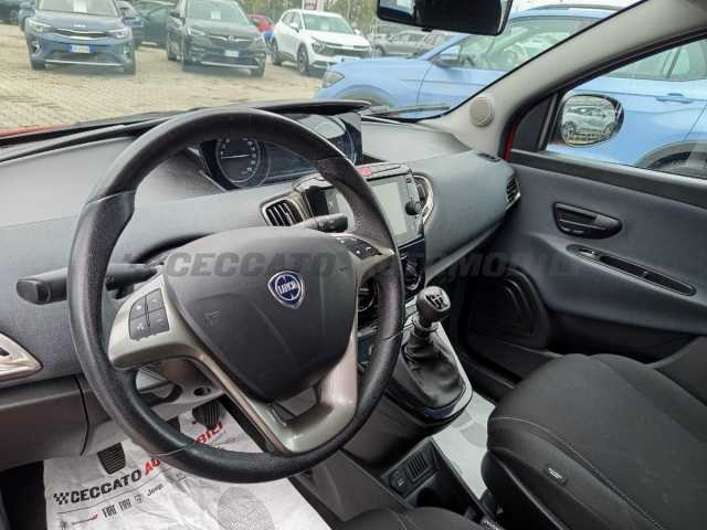 Lancia Ypsilon 1.0l - red