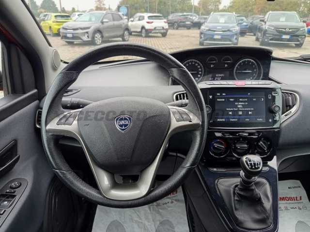 Lancia Ypsilon 1.0l - red