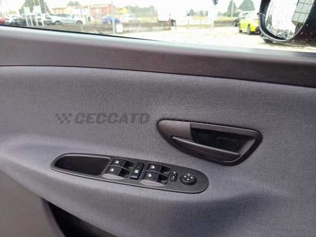 Lancia Ypsilon 1.0l - red