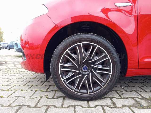 Lancia Ypsilon 1.0l - red