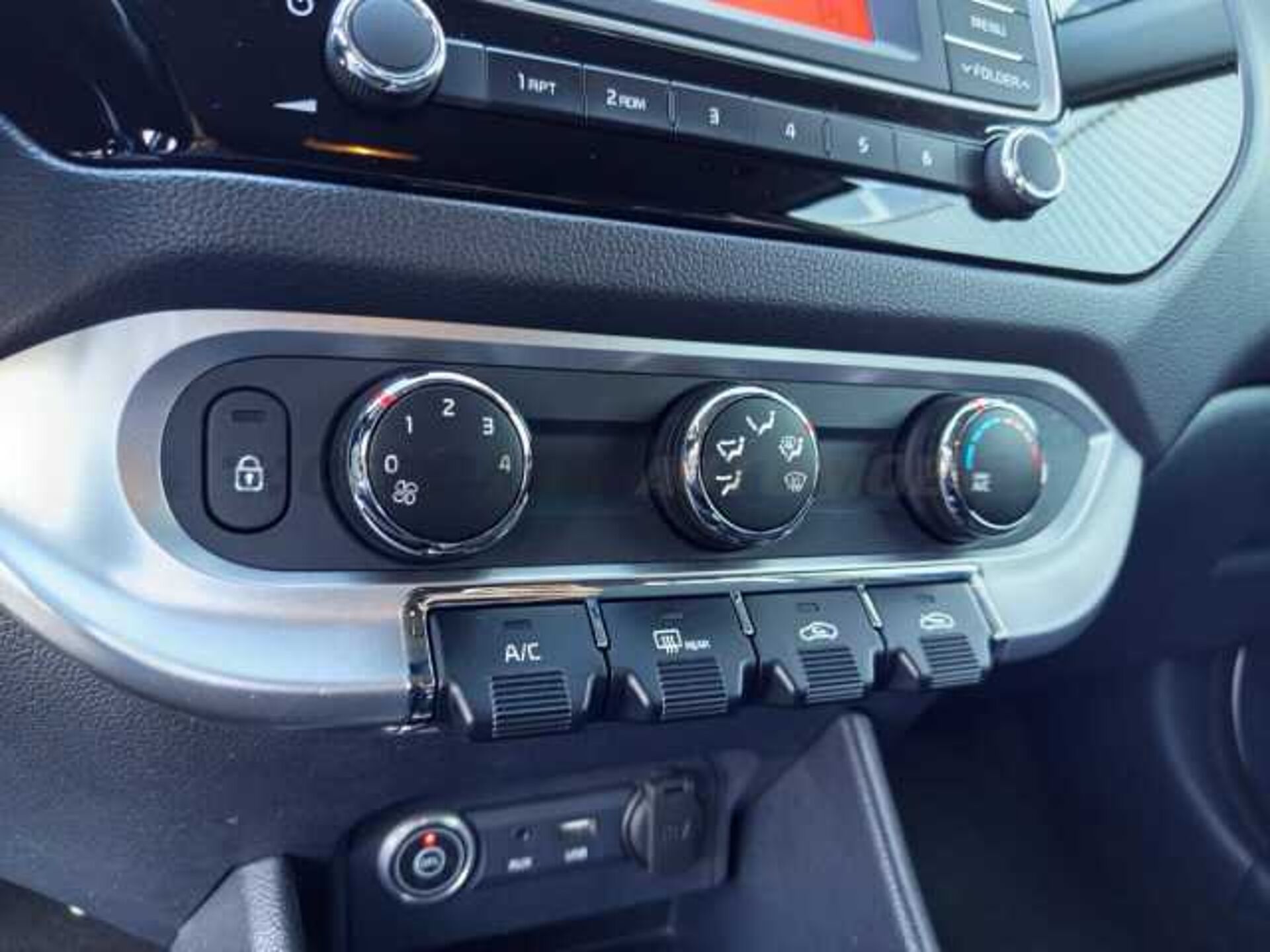 Kia Rio 1.2l - white