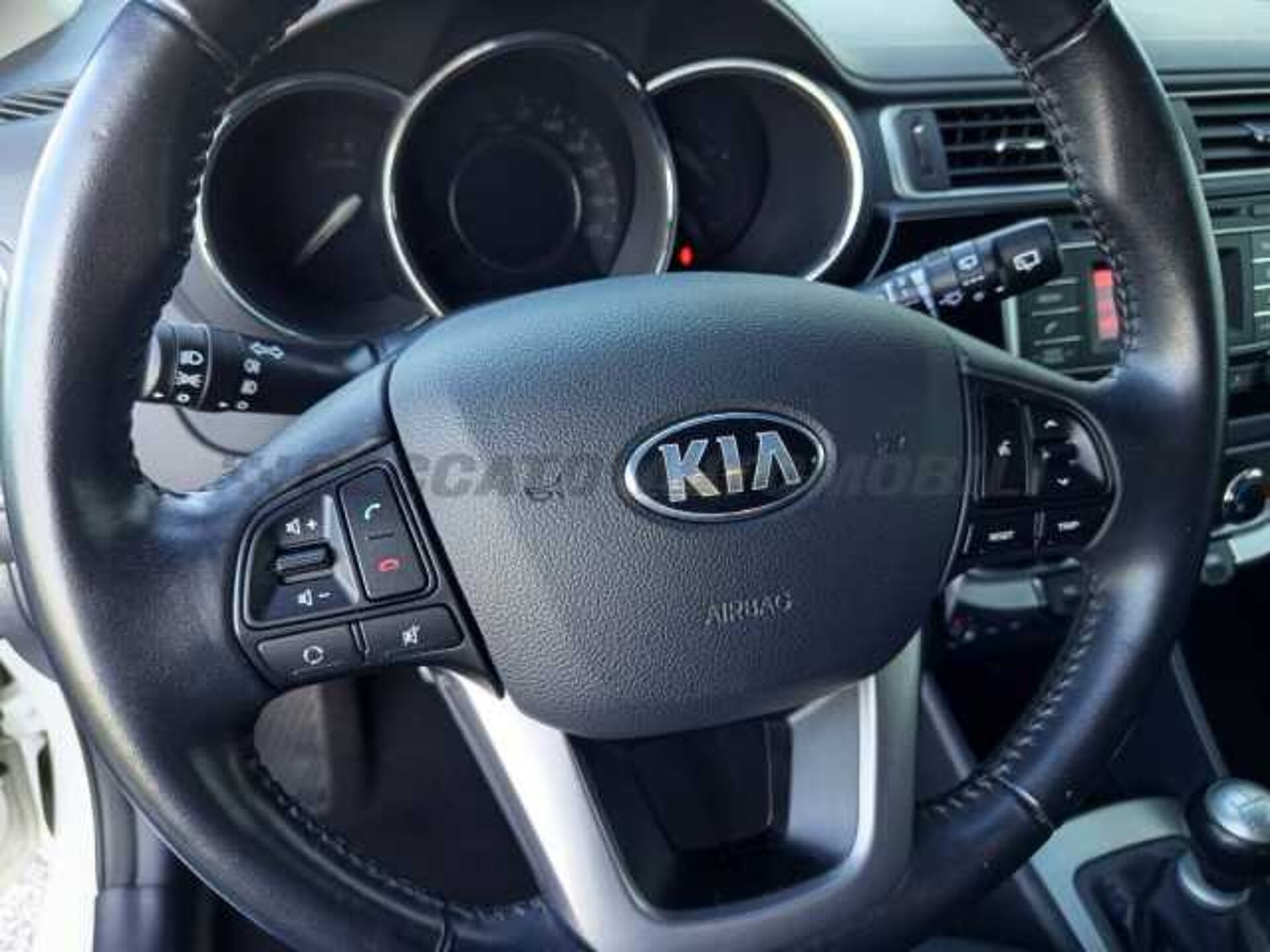 Kia Rio 1.2l - white