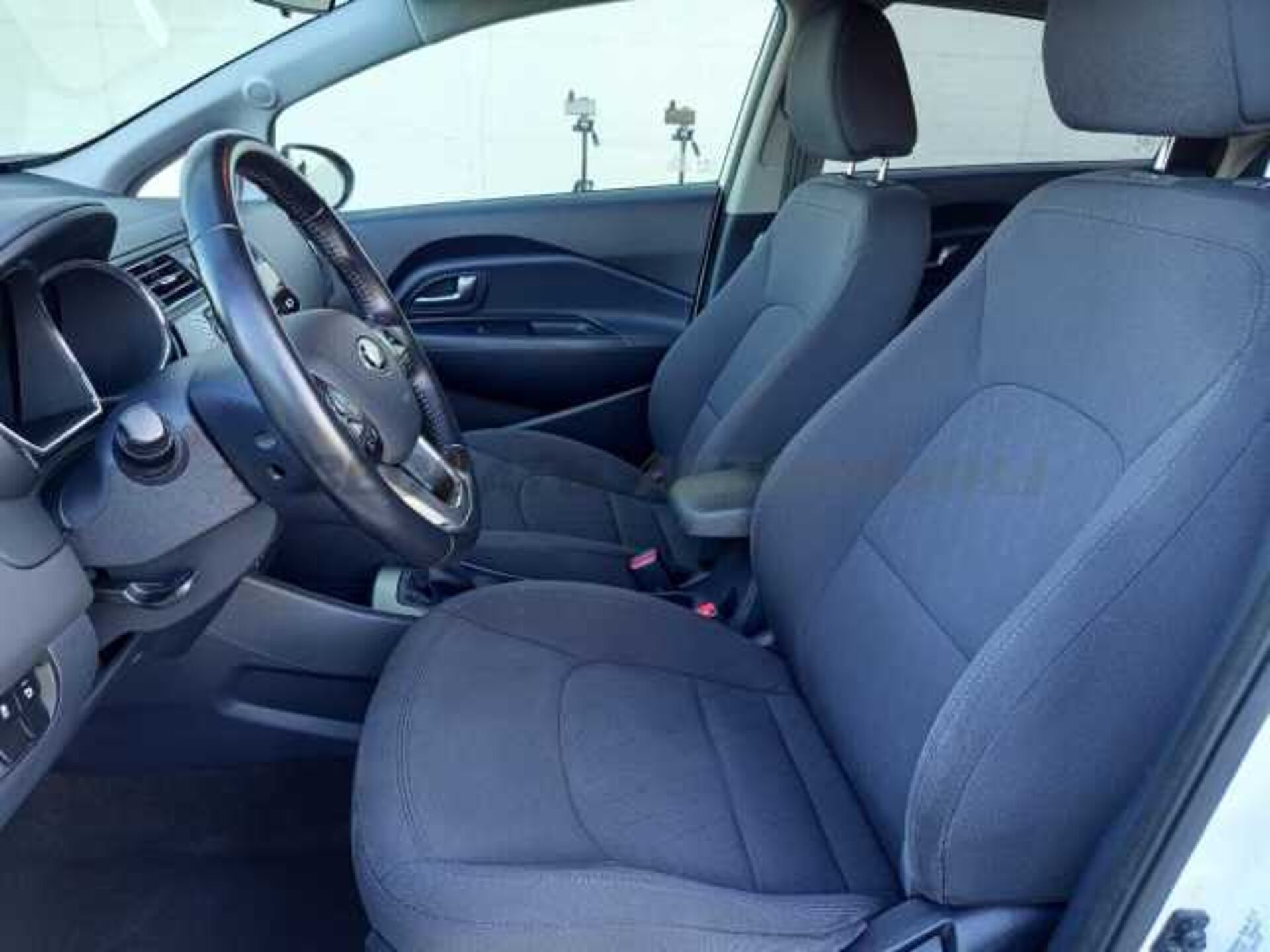 Kia Rio 1.2l - white