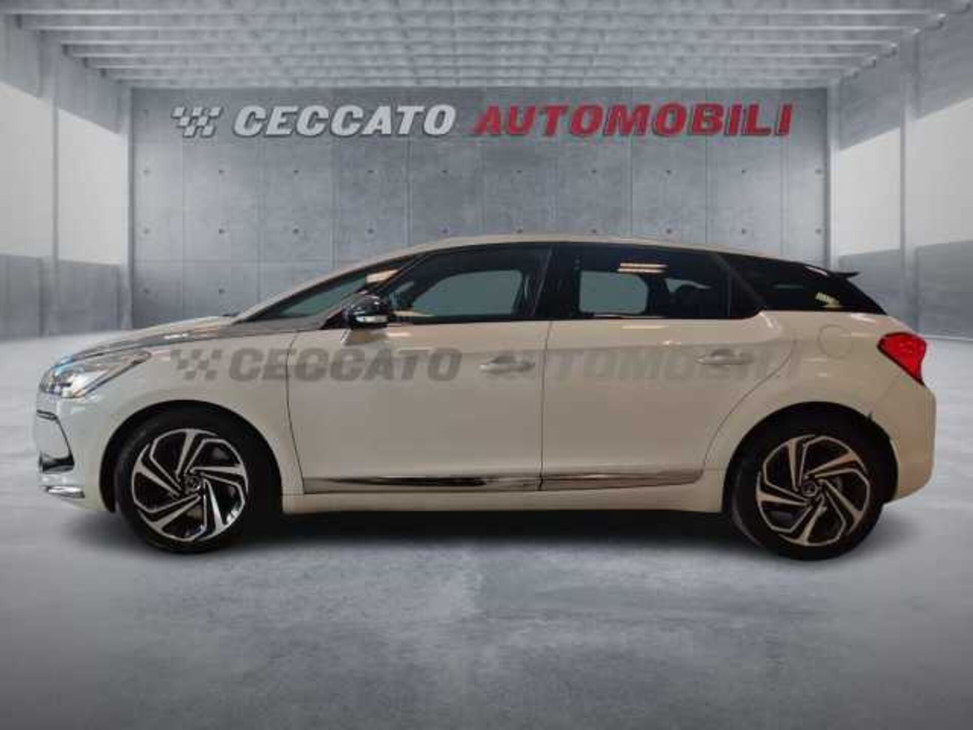 DS DS 5 2.0l - white