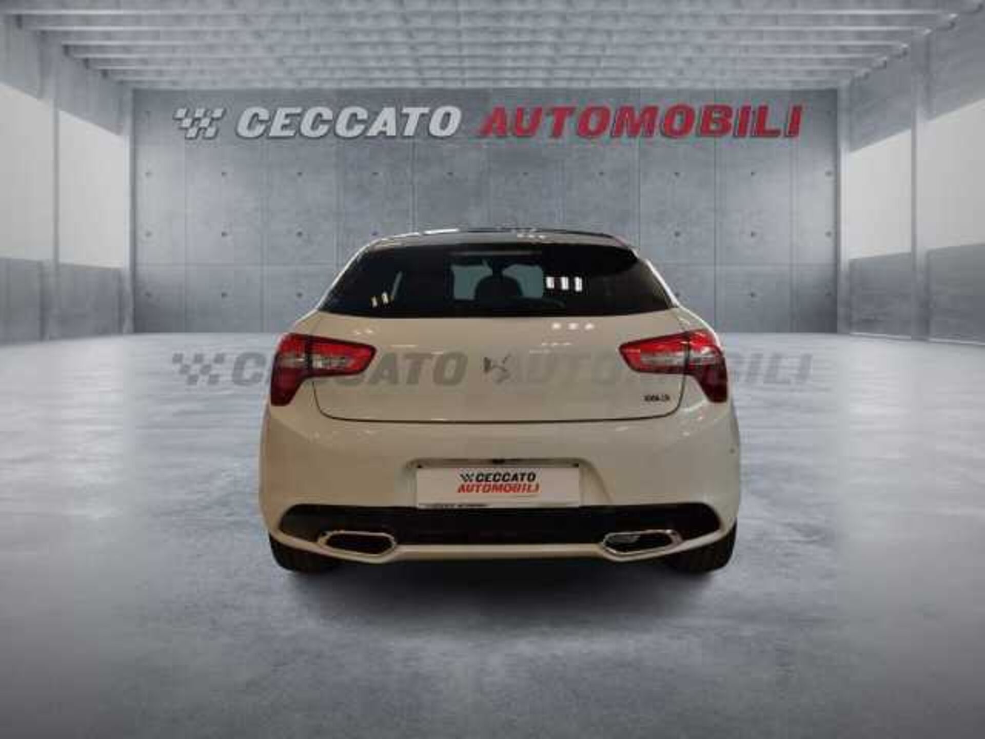 DS DS 5 2.0l - white