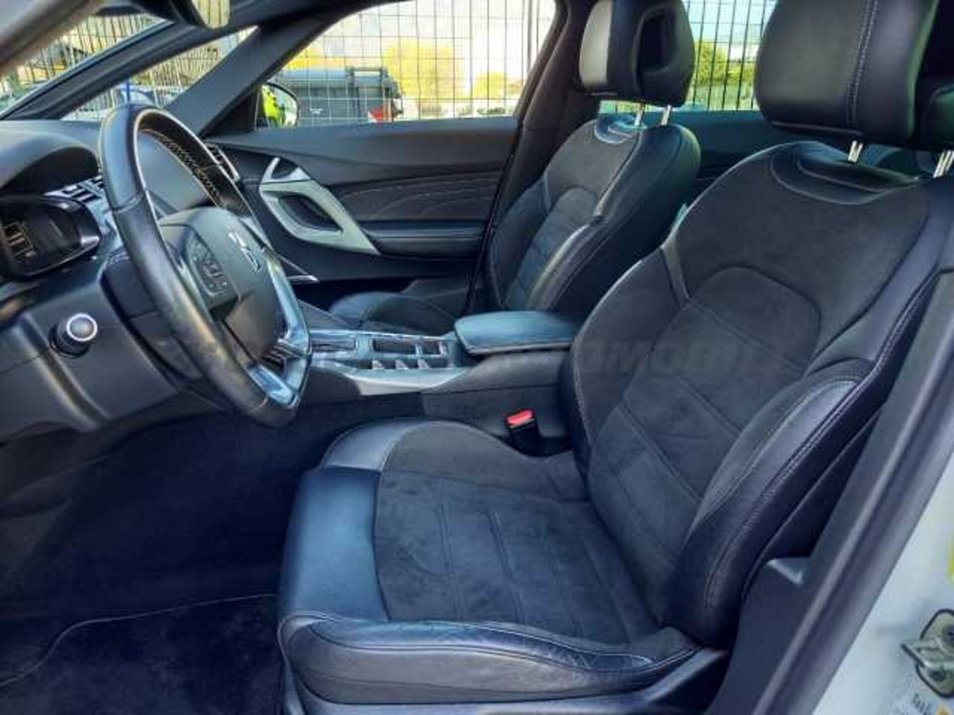 DS DS 5 2.0l - white