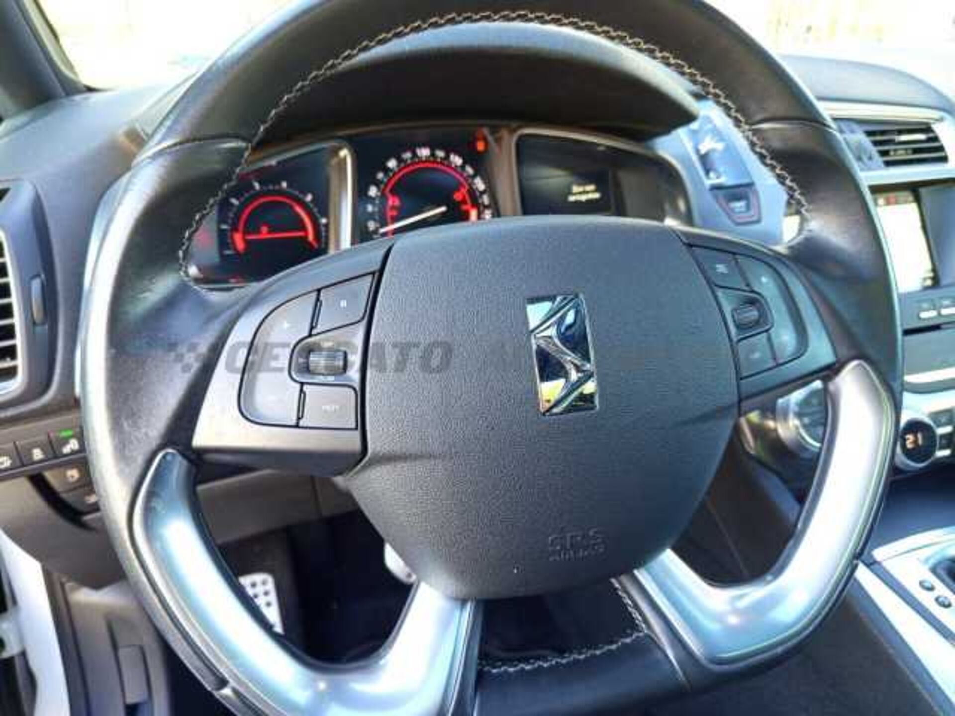 DS DS 5 2.0l - white