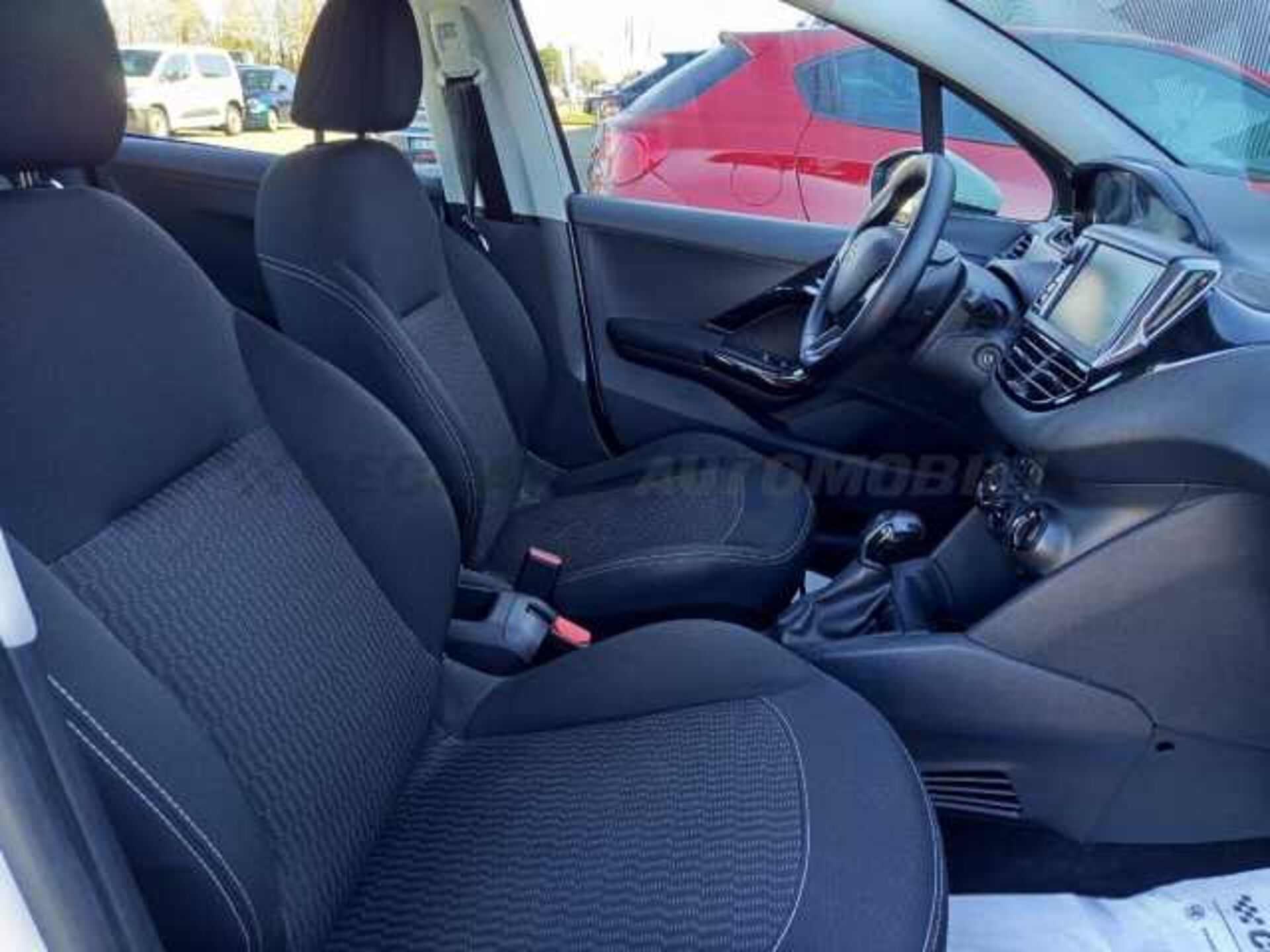 Peugeot 208 1.2l - white