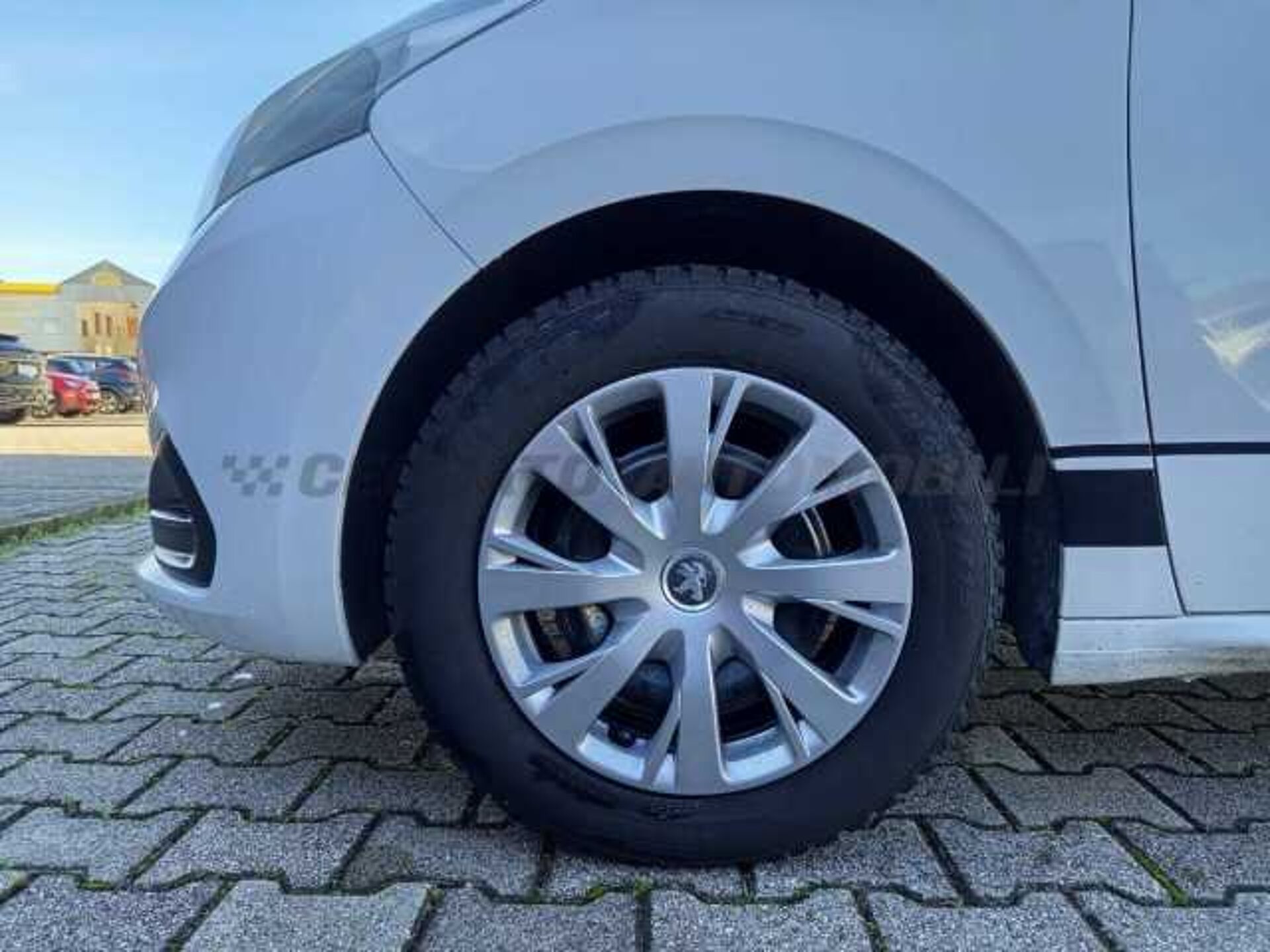 Peugeot 208 1.2l - white