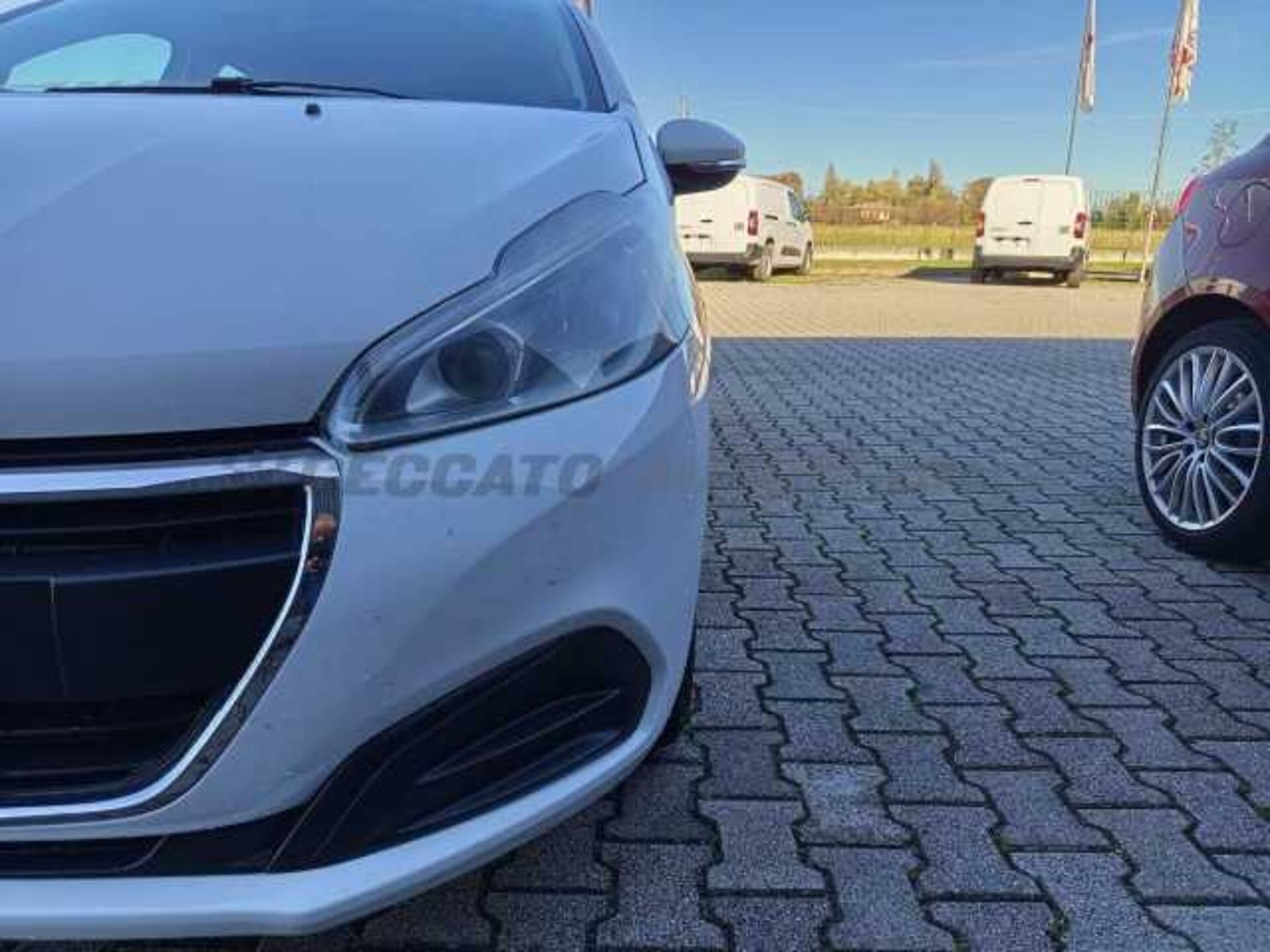Peugeot 208 1.2l - white