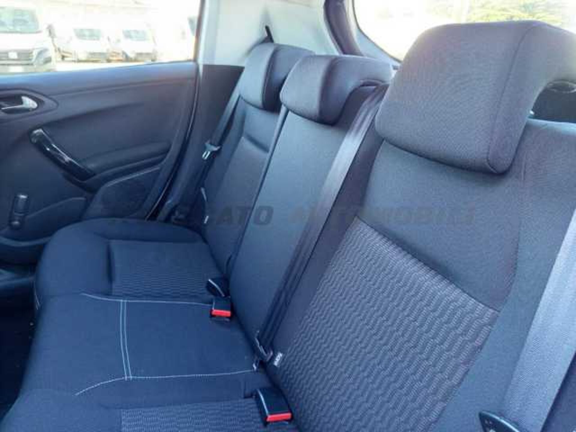 Peugeot 208 1.2l - white