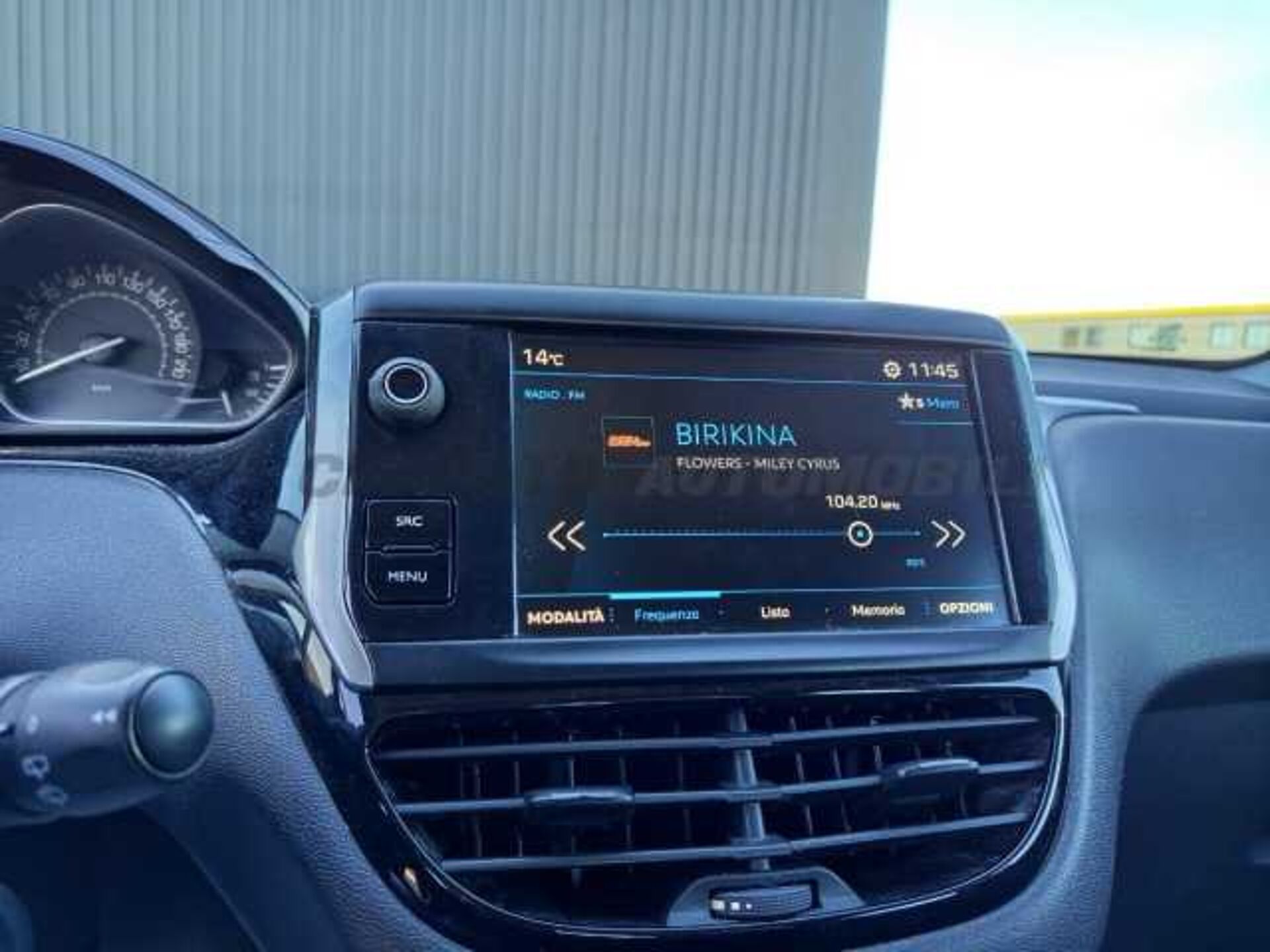 Peugeot 208 1.2l - white