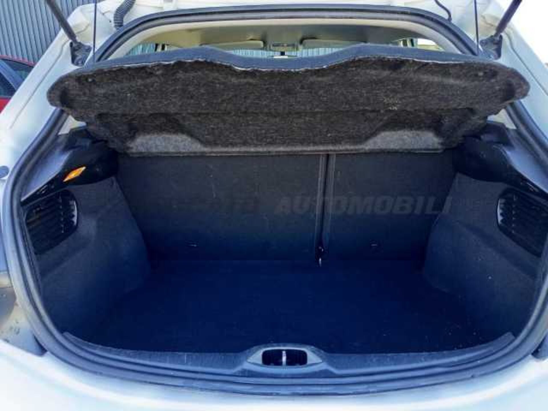 Peugeot 208 1.2l - white