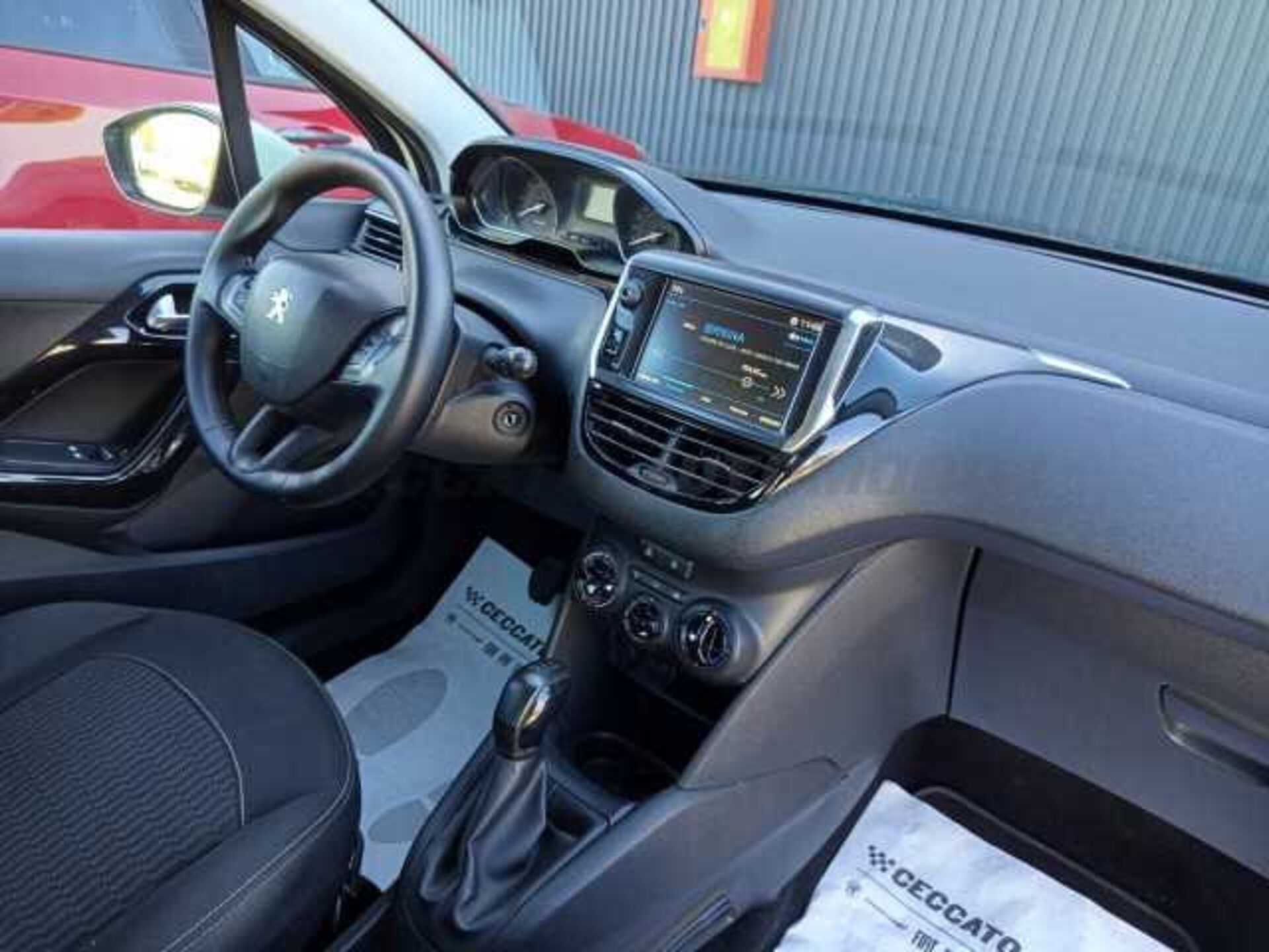 Peugeot 208 1.2l - white