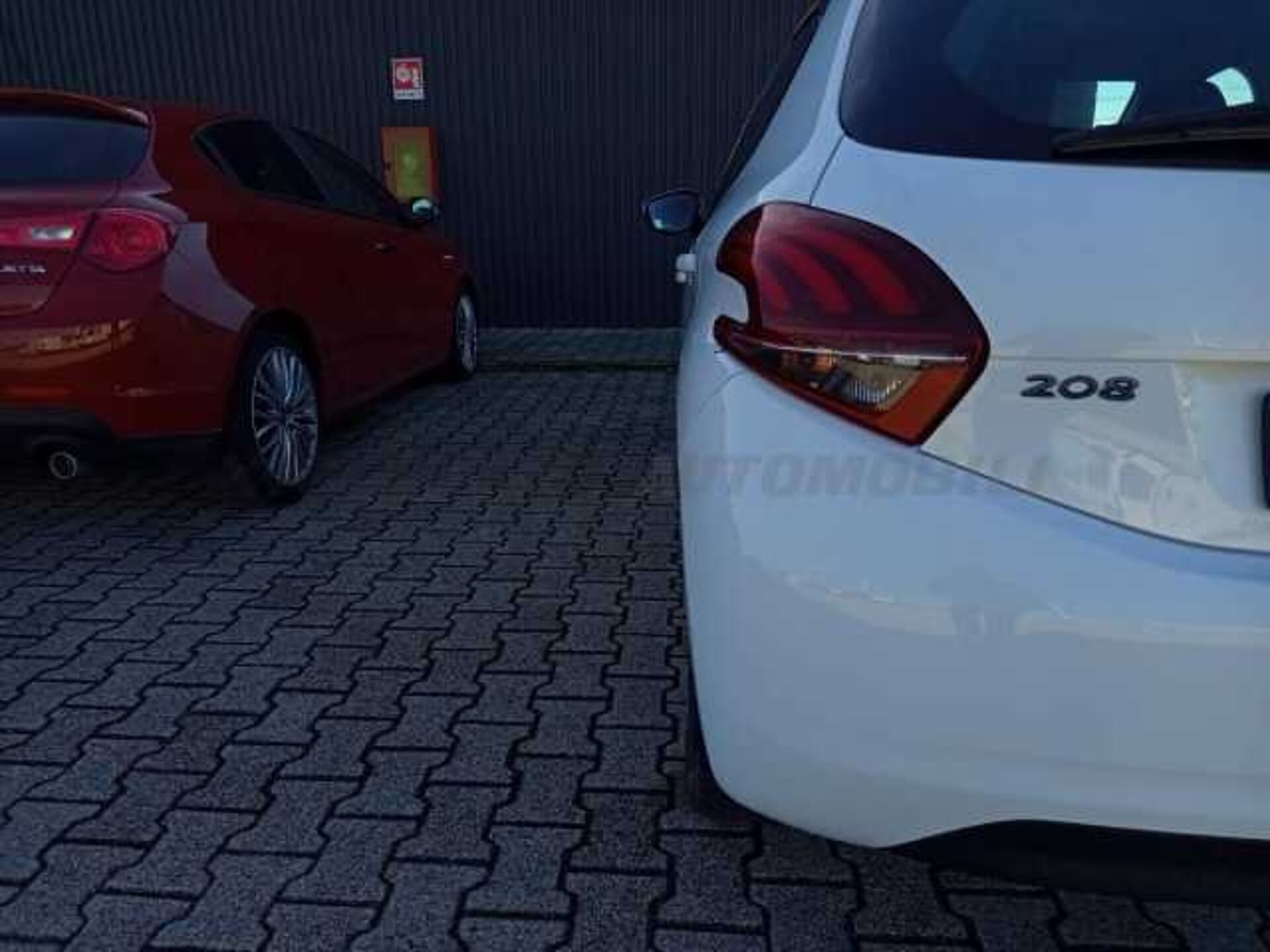 Peugeot 208 1.2l - white