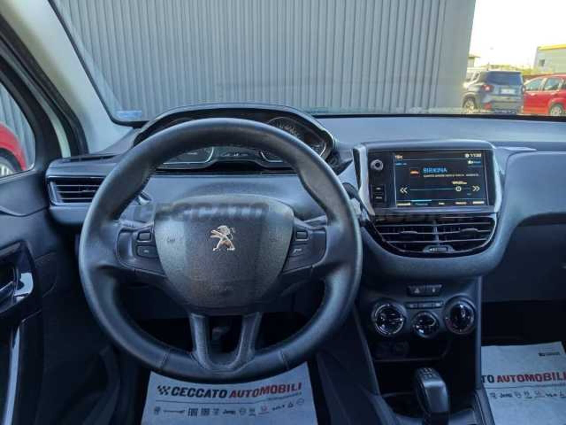 Peugeot 208 1.2l - white