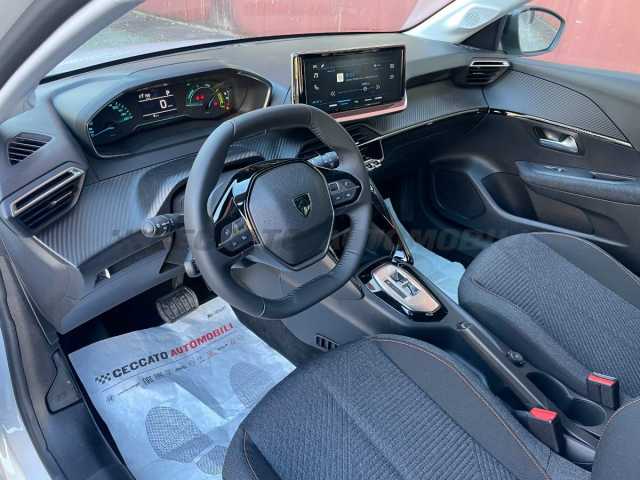 Peugeot 208 1.2l - white