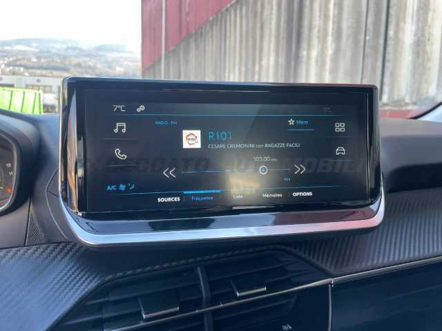 Peugeot 208 1.2l - white