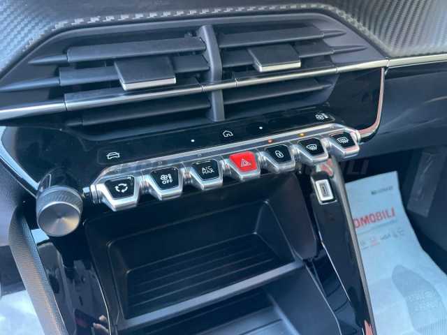 Peugeot 208 1.2l - white