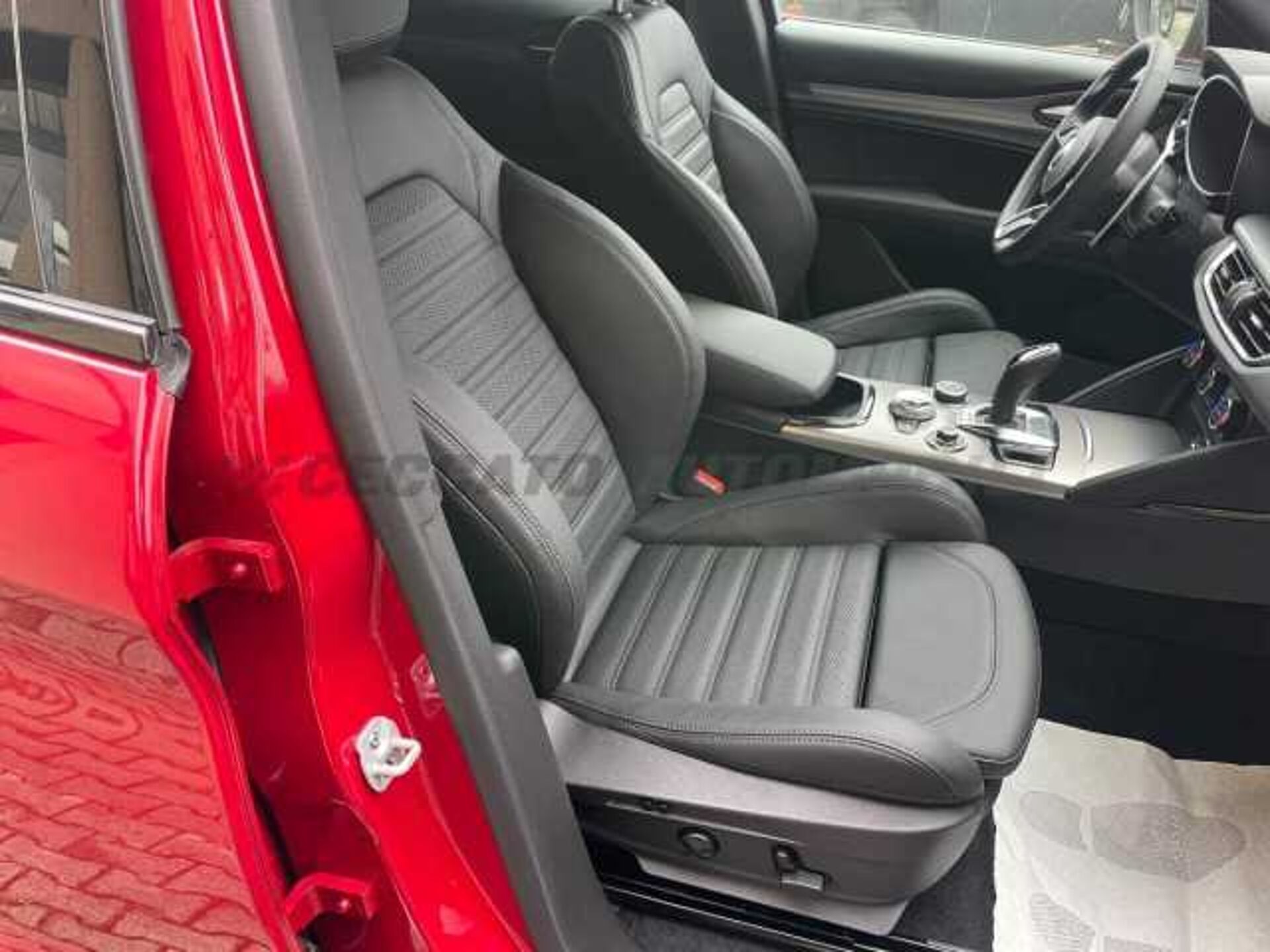 Alfa Romeo Stelvio 2.1l - red