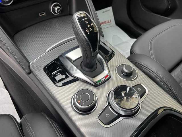 Alfa Romeo Stelvio 2.1l - red