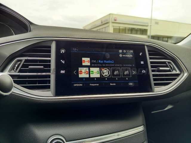 Peugeot 308 1.2l - red