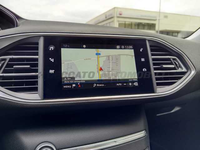 Peugeot 308 1.2l - red