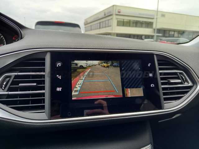 Peugeot 308 1.2l - red