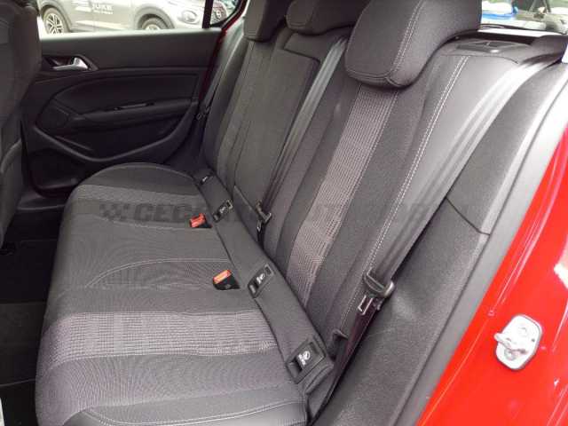 Peugeot 308 1.2l - red