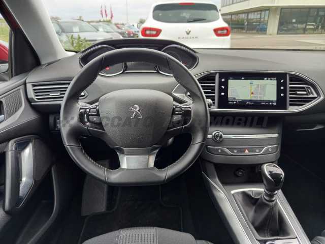 Peugeot 308 1.2l - red