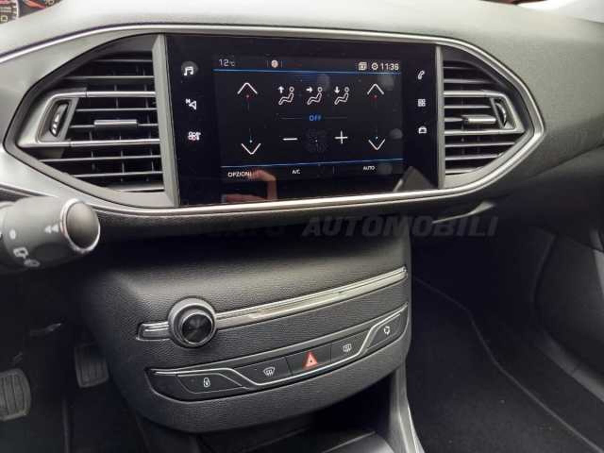 Peugeot 308 1.2l - red