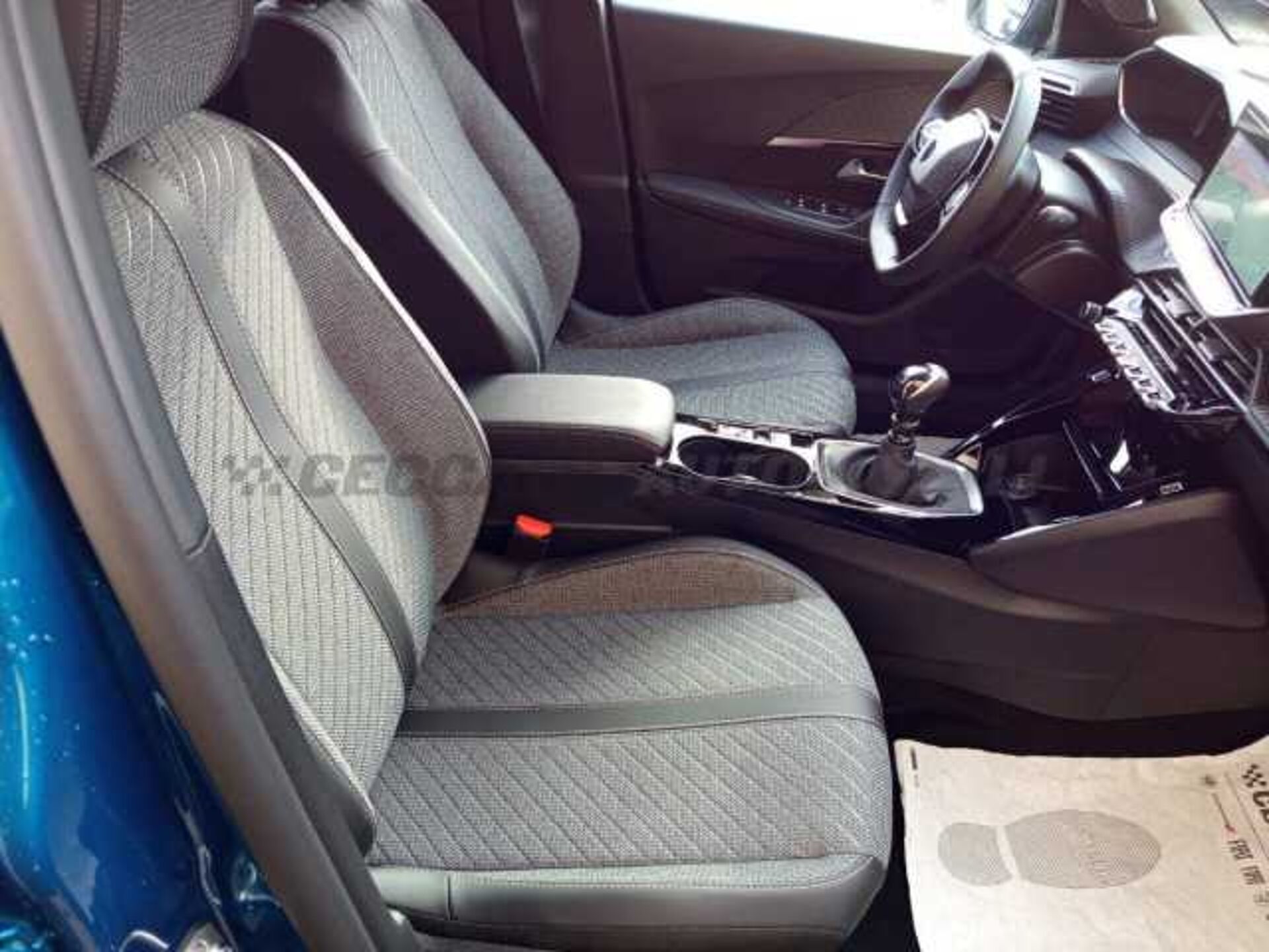 Peugeot 2008 1.2l - blue