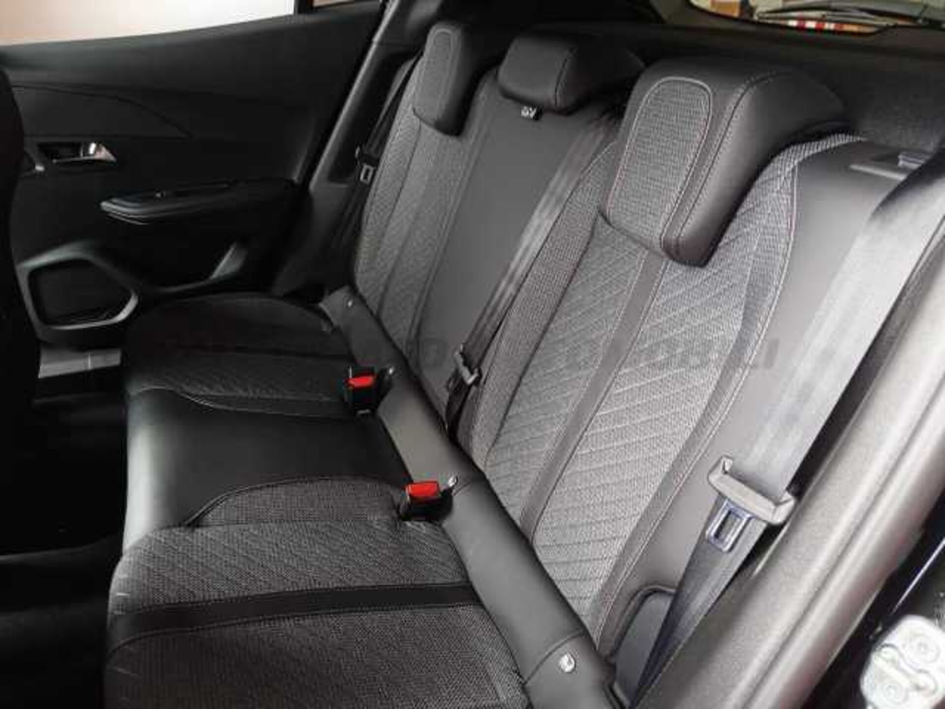 Peugeot 2008 1.2l - black