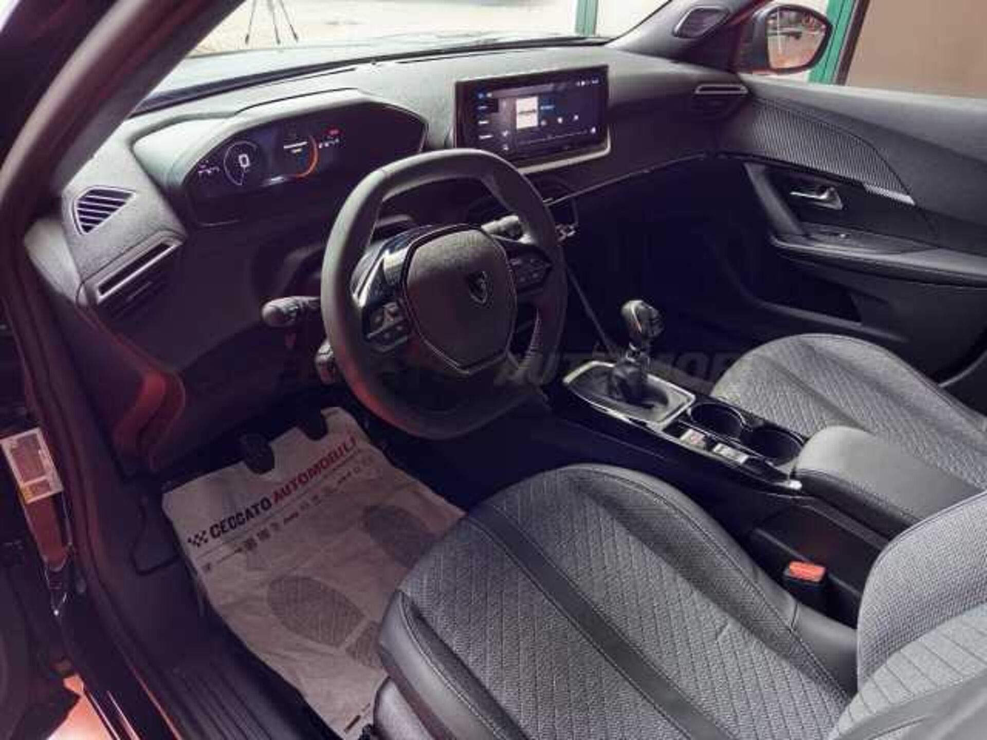 Peugeot 2008 1.2l - black