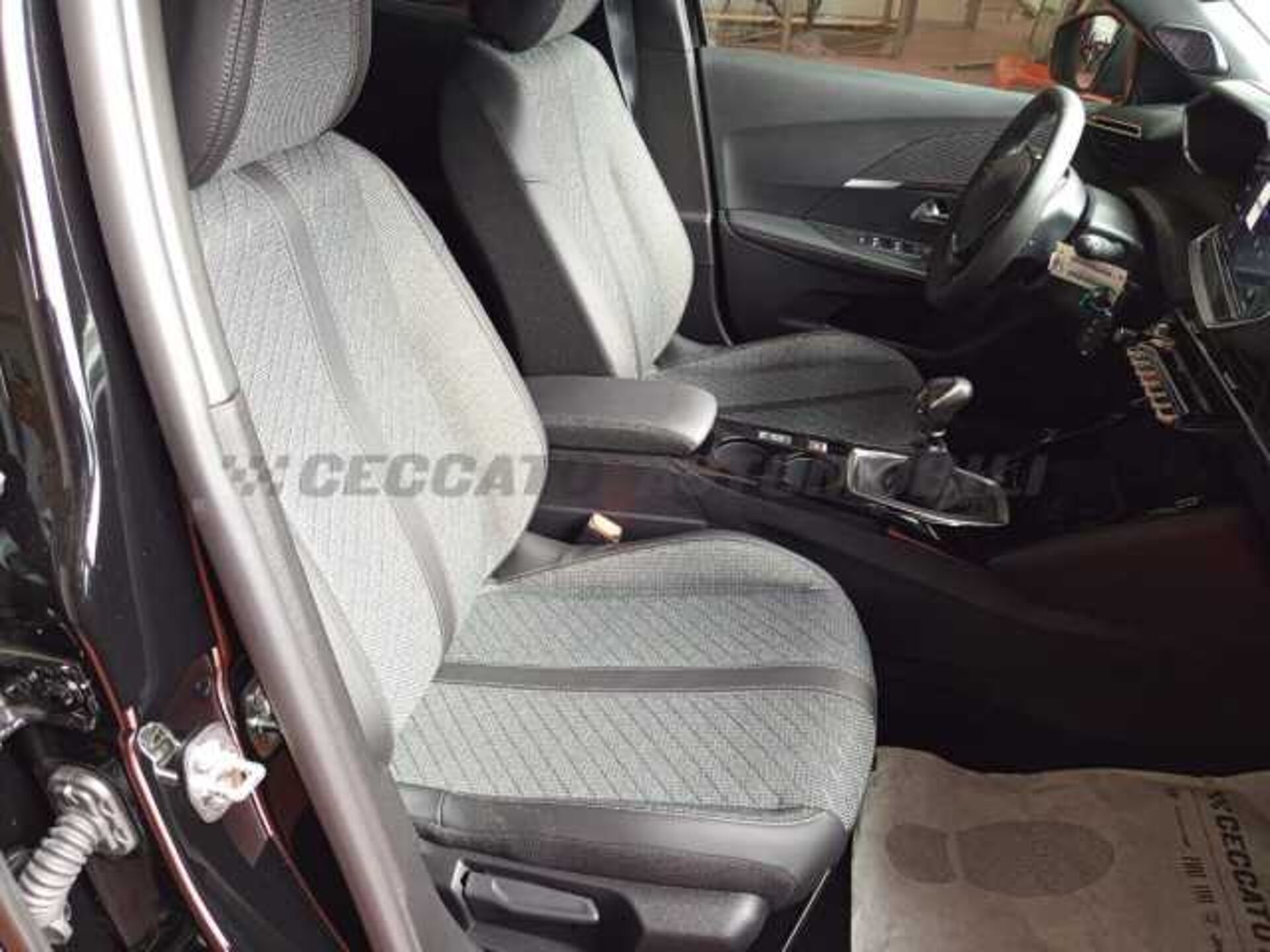 Peugeot 2008 1.2l - black