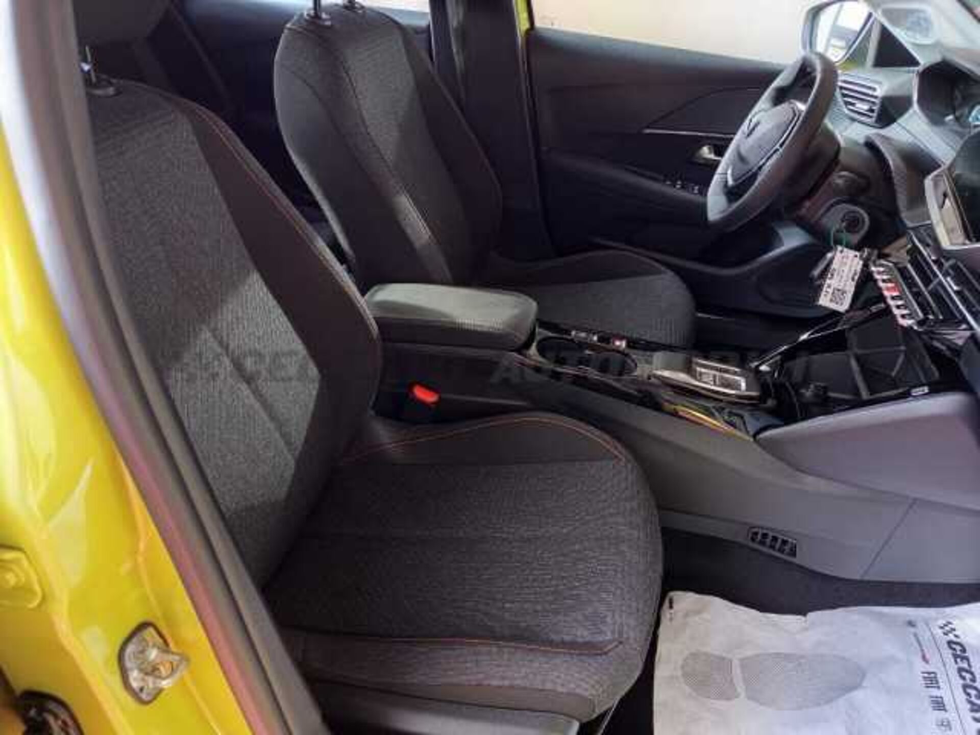 Peugeot 208 1.2l - yellow