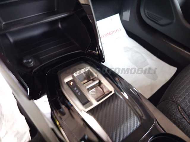 Peugeot 208 1.2l - yellow