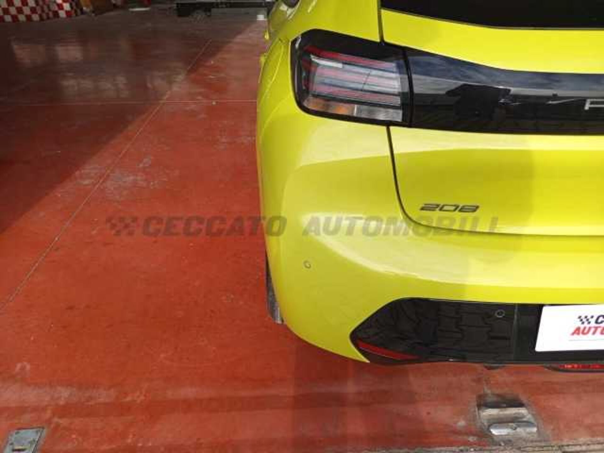 Peugeot 208 1.2l - yellow