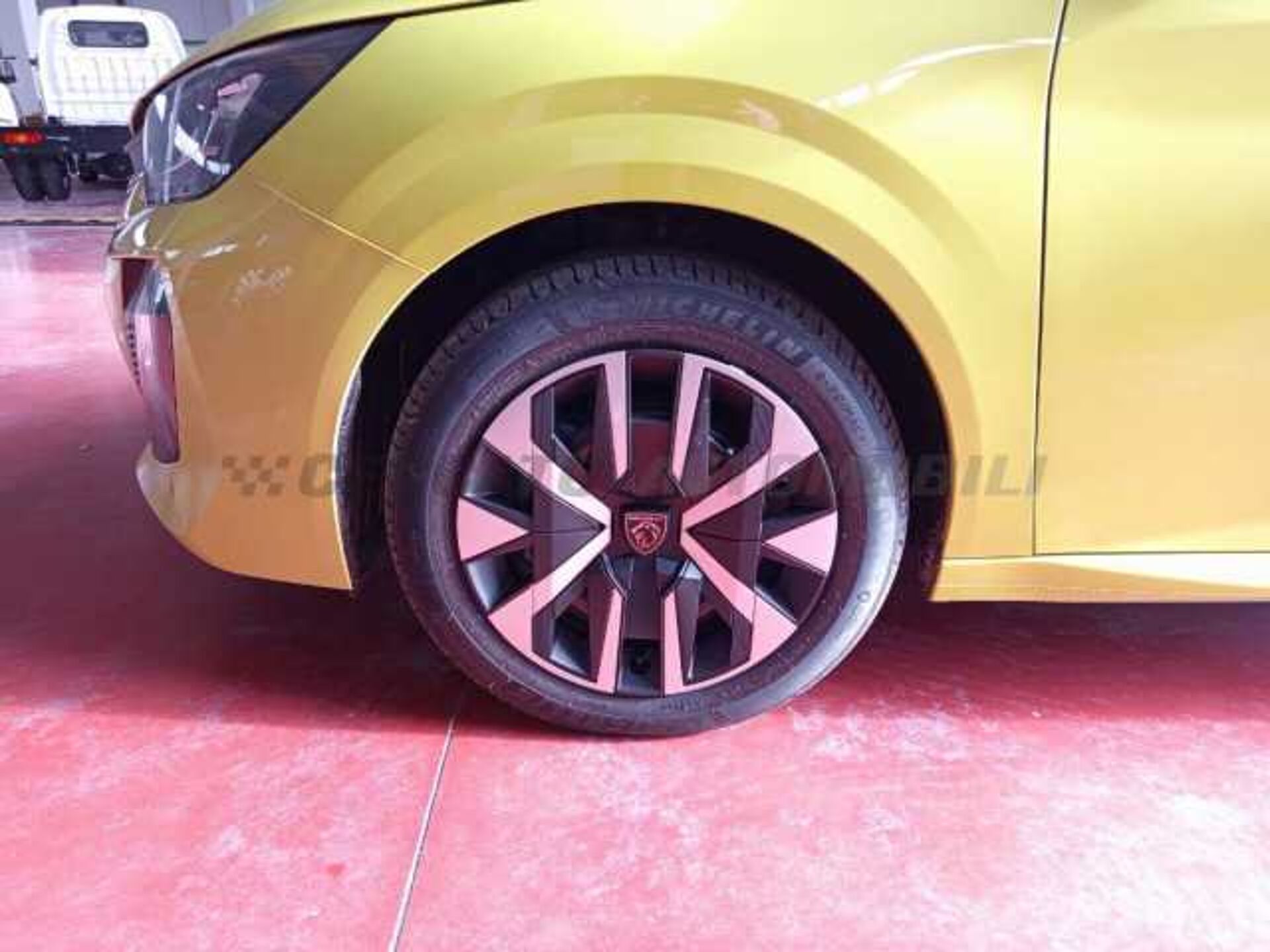 Peugeot 208 1.2l - yellow