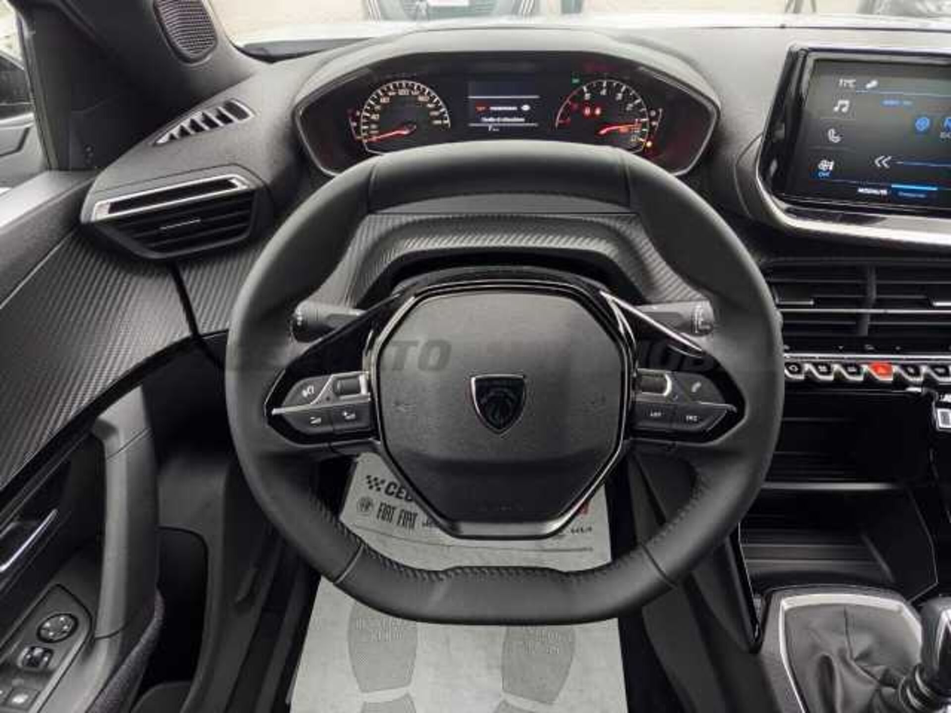 Peugeot 2008 1.2l - white