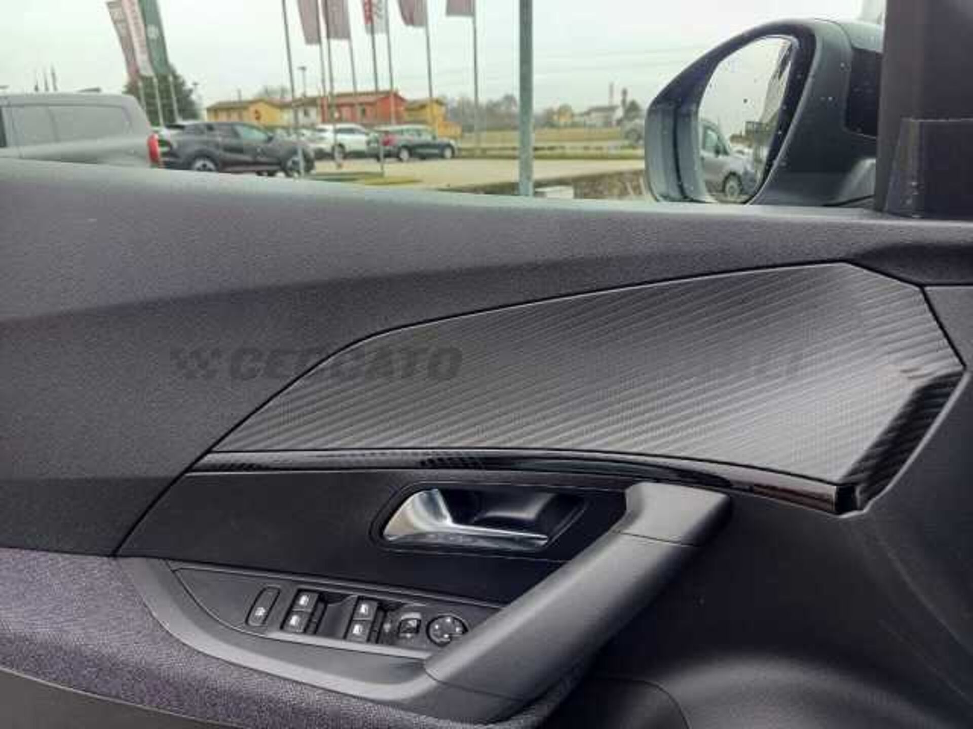 Peugeot 2008 1.2l - white