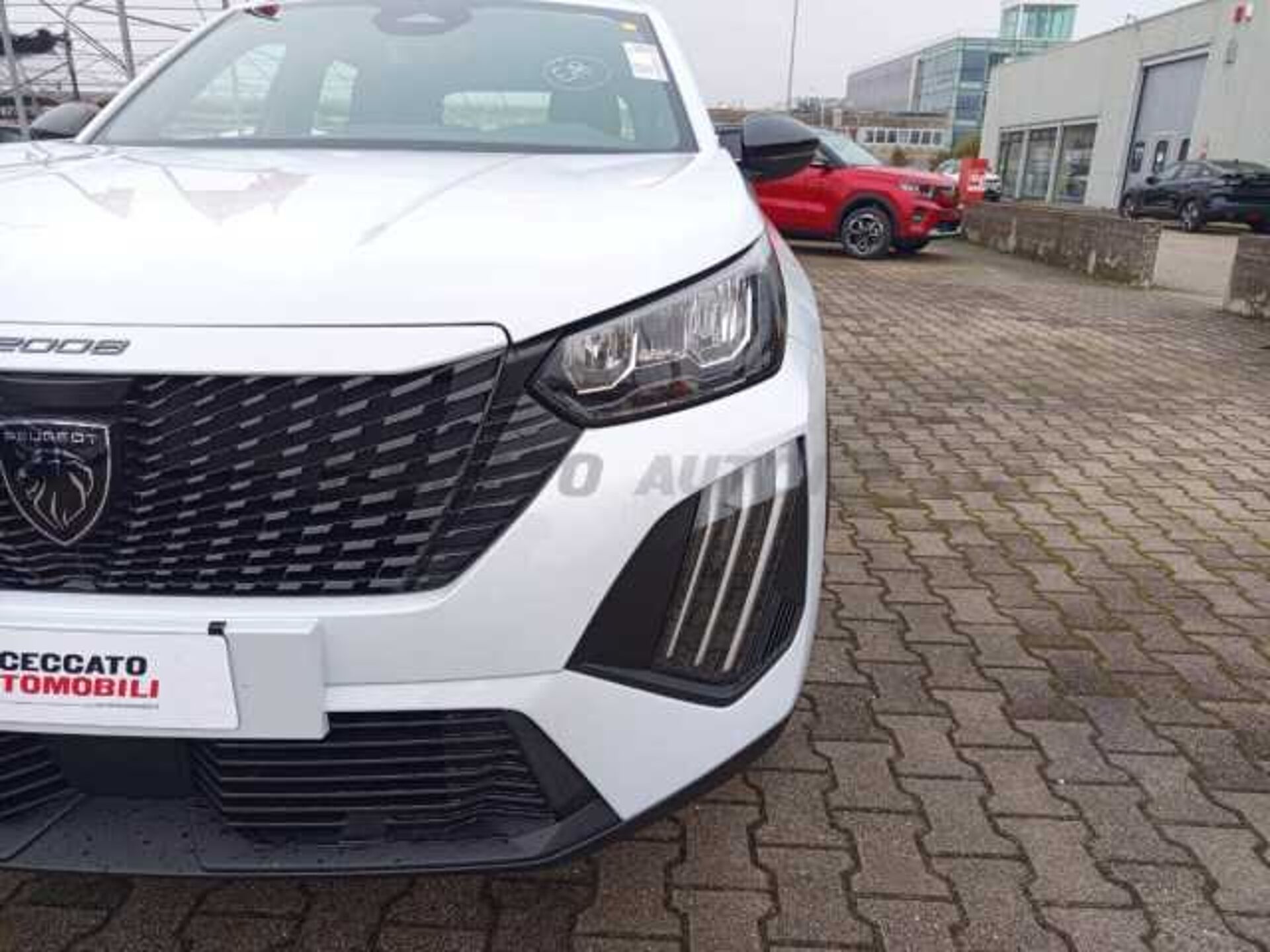 Peugeot 2008 1.2l - white