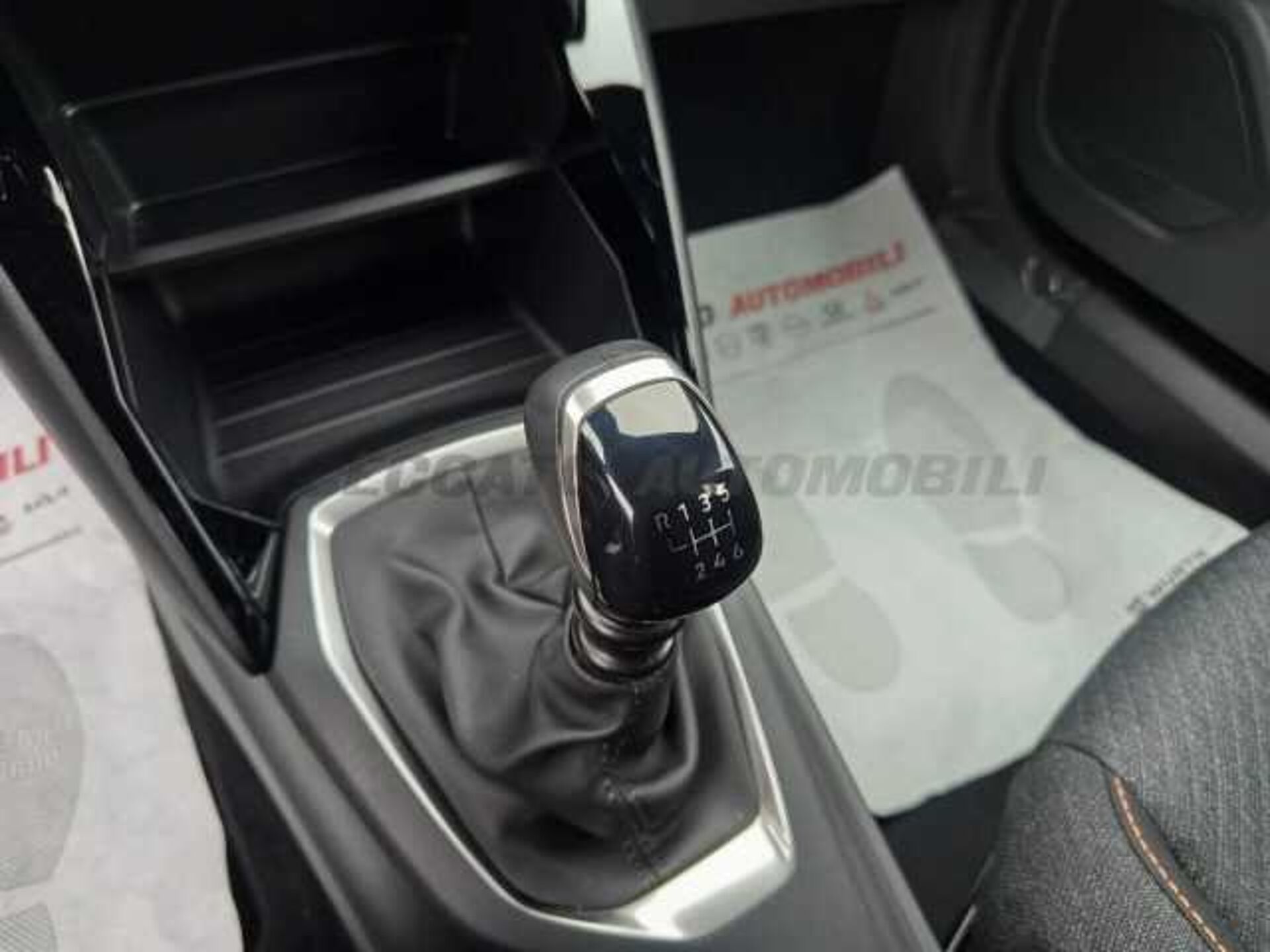 Peugeot 2008 1.2l - white