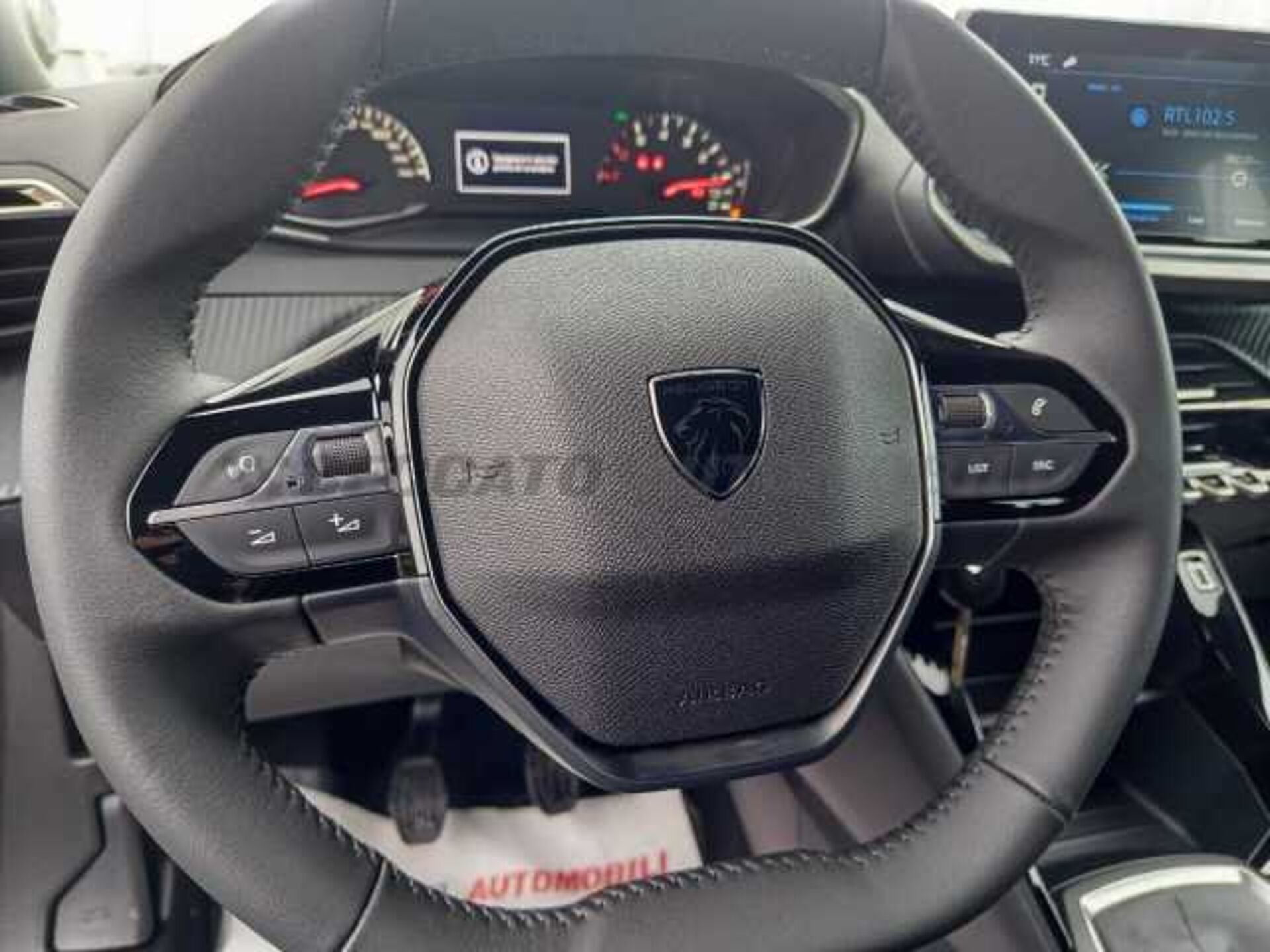 Peugeot 2008 1.2l - white