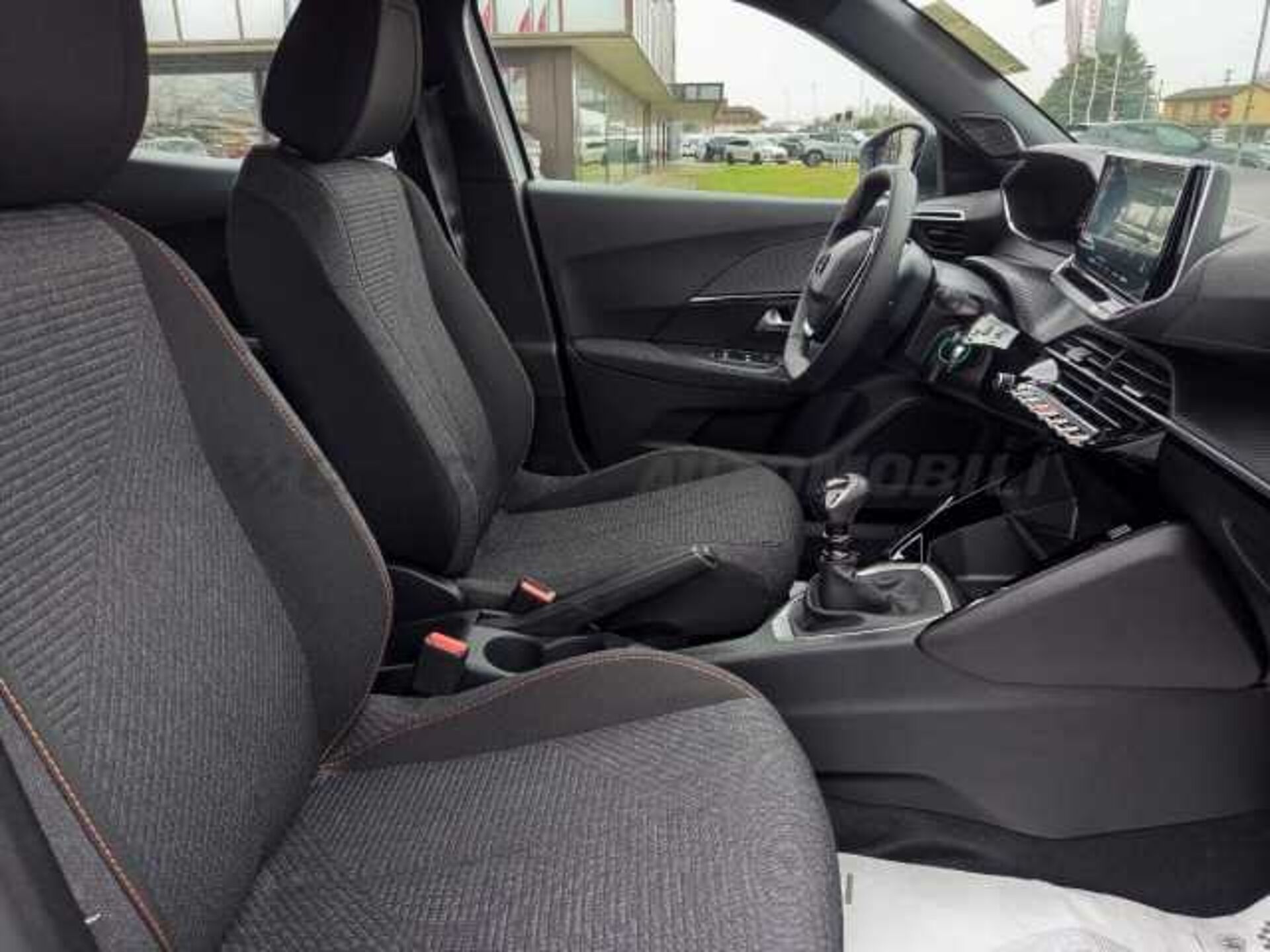 Peugeot 2008 1.2l - white