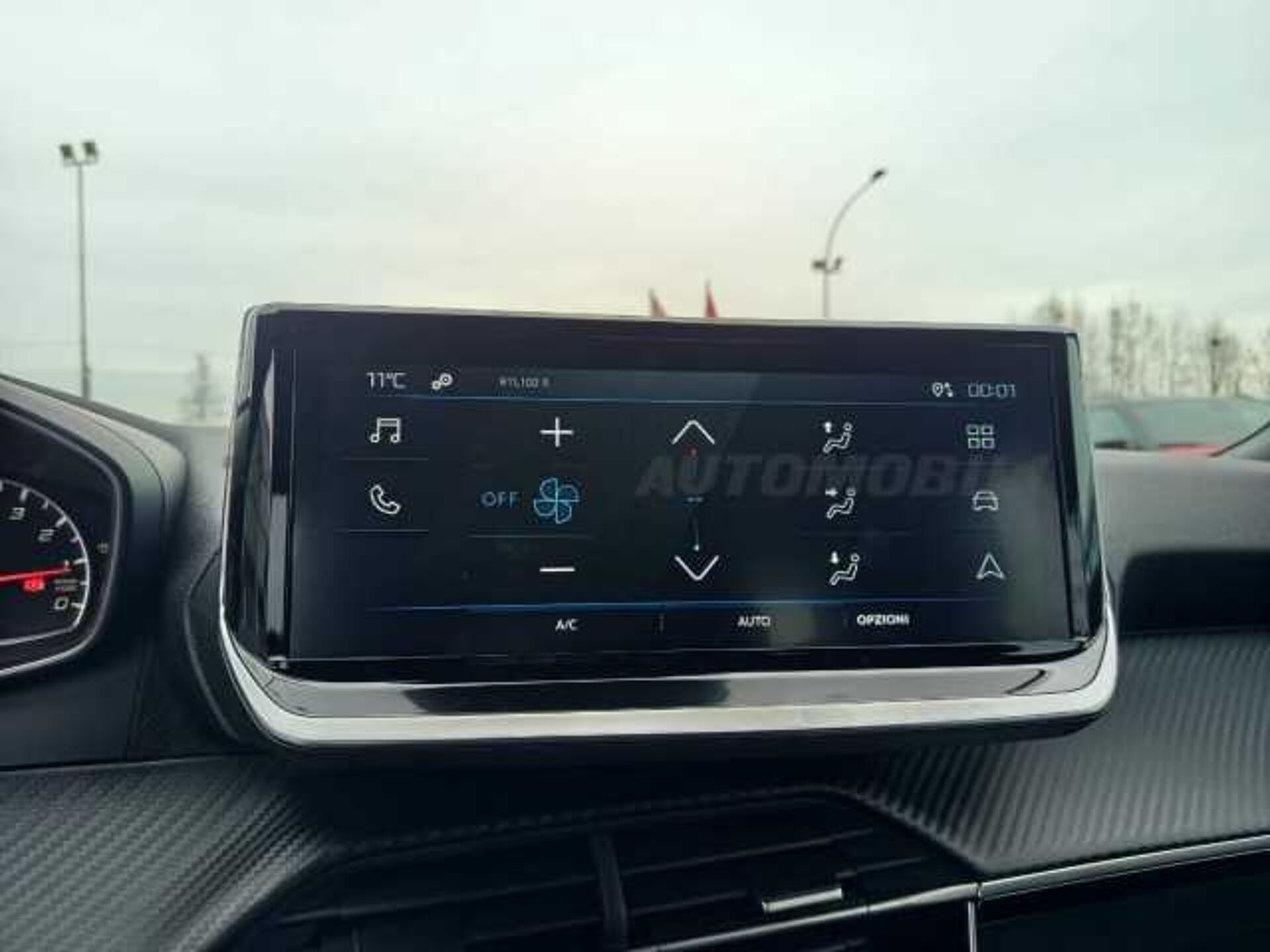 Peugeot 2008 1.2l - white