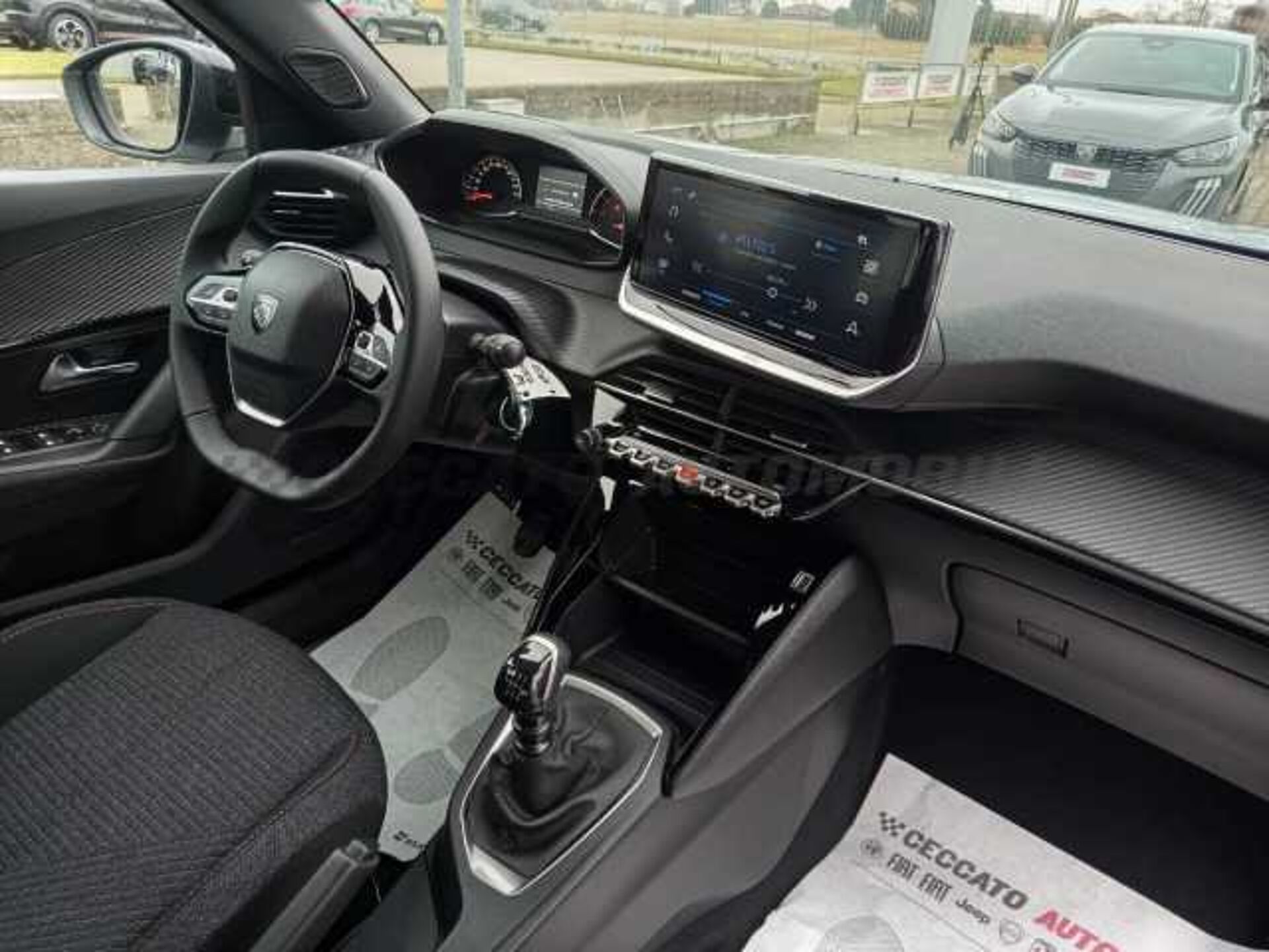 Peugeot 2008 1.2l - white