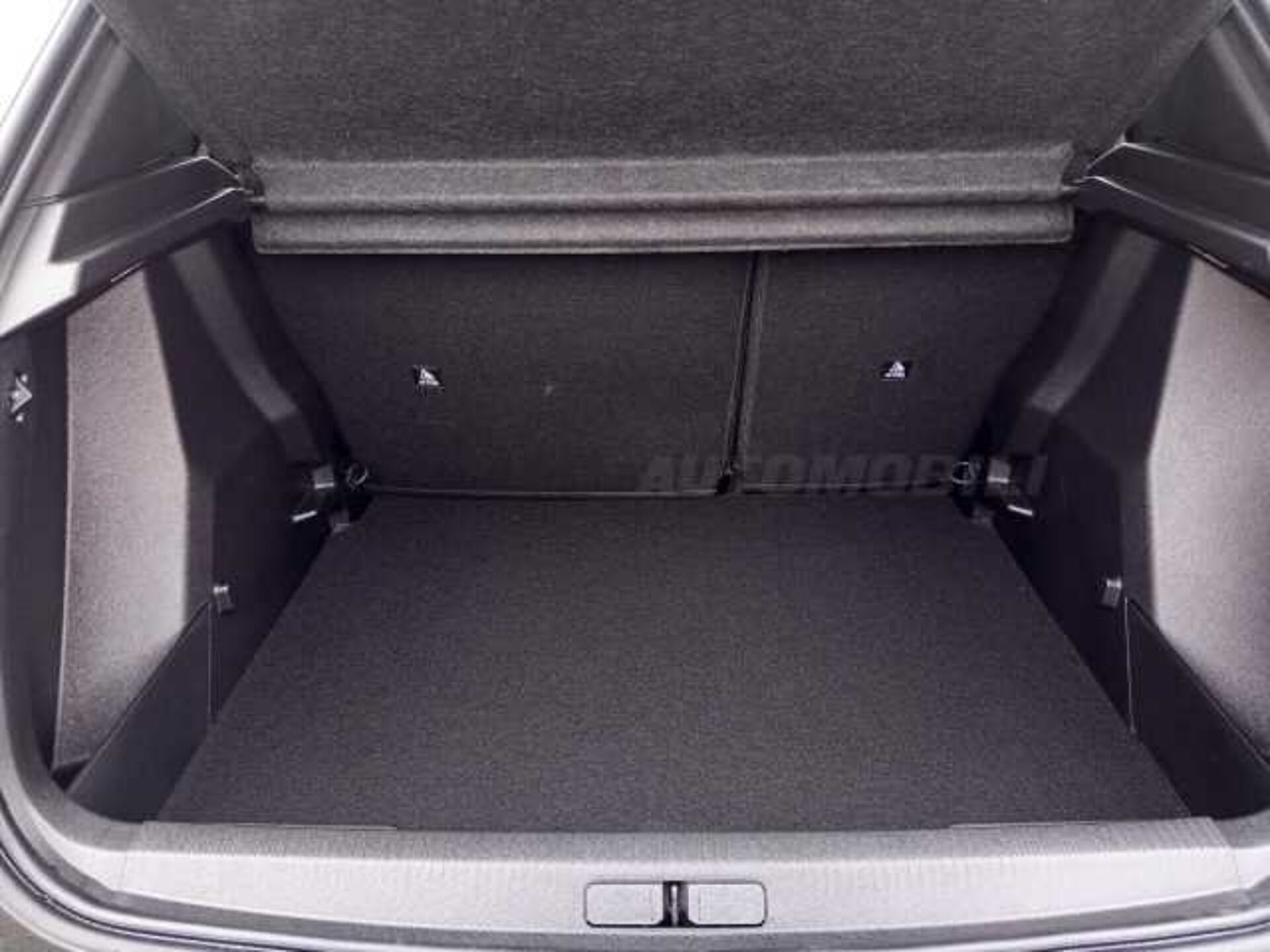 Peugeot 2008 1.2l - white