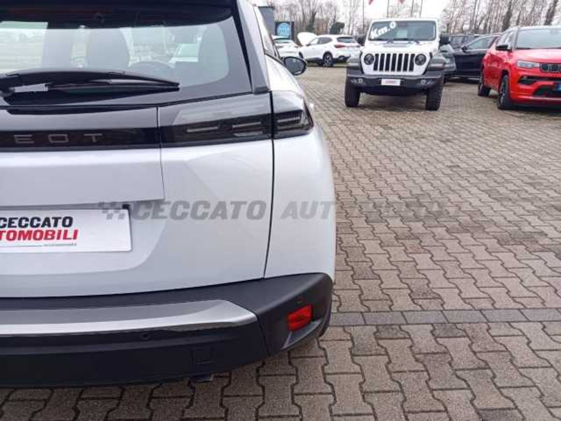 Peugeot 2008 1.2l - white