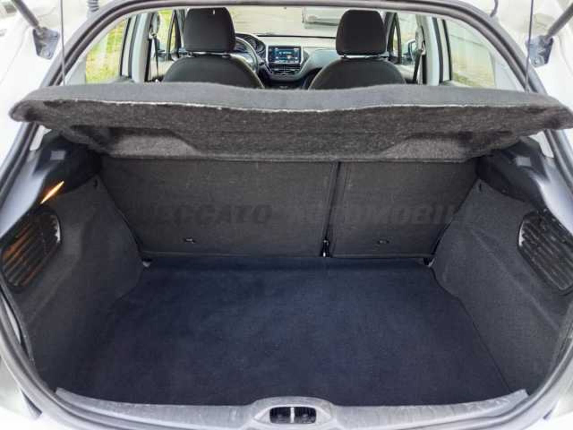 Peugeot 208 1.2l - white